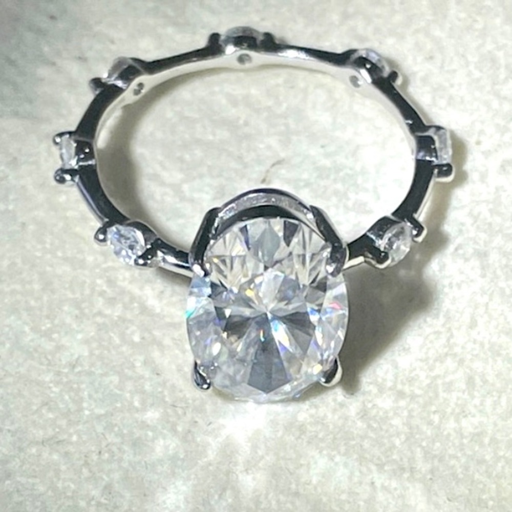 The Mila Ring - 4.5ct Oval Moissanite Ring - Picture 5 of 16